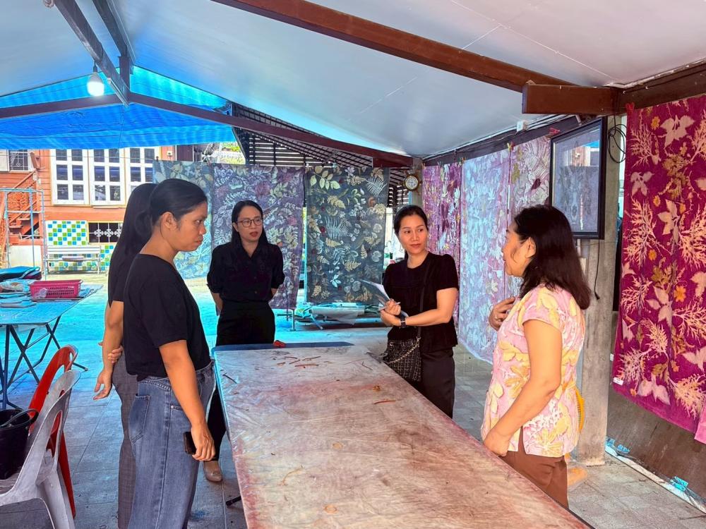 ผลิตภัณฑ์สิ่งทอ กลุ่มลายใบ (Ecoprint) ชุมชนท่ามะโอ